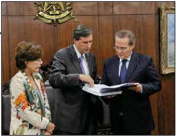Renan recebe de Dallari relatório da CNV. Foto: Jonas Pereira/Agência Senado