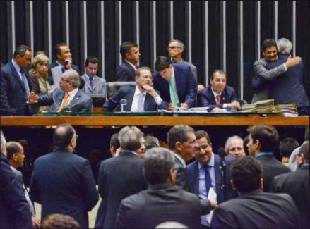 Renan Calheiros (C) preside sessão do Congresso que derrubou veto presidencial à obrigatoriedade de impressão dos votos. Foto: Ana Volpe/Agência Senado