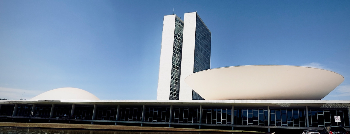 Sede das duas Casas do Poder Legislativo e um dos mais famosos cartões postais do Brasil, o Palácio do Congresso Nacional é composto por duas cúpulas e duas torres de 28 andares, que abrigam a Câmara dos Deputados e o Senado Federal