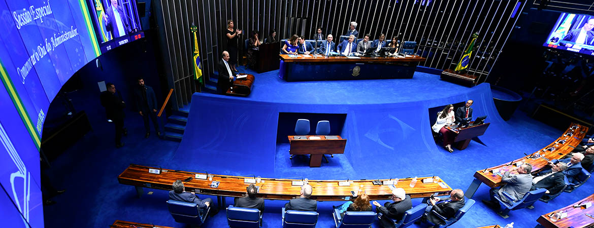 Mesa: 
conselheira federal do Estado de Santa Catarina, Isabela Regina Fornari Muller; 
diretor administrativo e financeiro do Conselho Federal de Administração (CFA), Francisco Almeida Costa; 
presidente do Conselho Federal de Administração, Leonardo José Macedo; 
requerente e presidente desta sessão, senador Izalci Lucas (PL-DF); 
secretário desta sessão; 
presidente do Conselho Regional de Administração do Distrito Federal (CRA/DF), Carlos Alberto Ferreira Junior; 
vice-diretora da Câmara de Relações Institucionais e eventos do Conselho Federal de Administração (CFA), Adriana Rodrigues da Silva. 