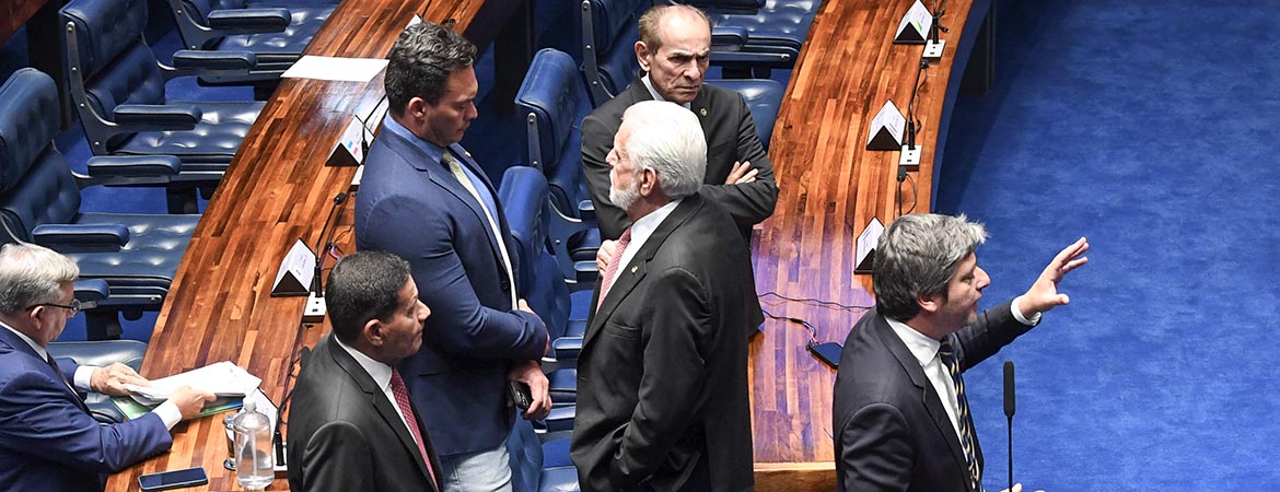 Em pronunciamento, à bancada, senador Carlos Portinho (PL-RJ). 