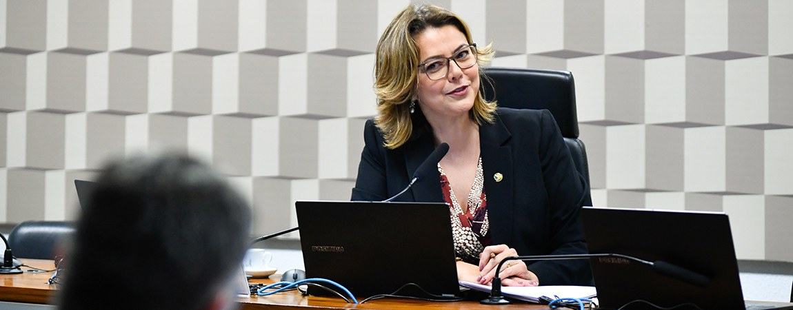 Presidente da CMA, senadora Leila Barros (PDT-DF) conduz reunião.