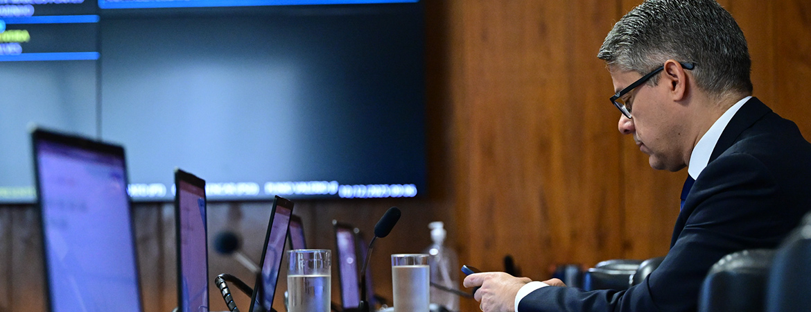 Em destaque, à bancada, senador Alessandro Vieira (MDB-SE).