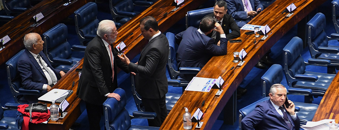Da bancada, senadores acompanham sessão. 