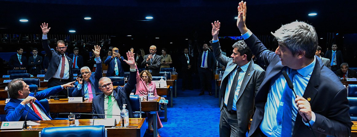 Senador Carlos Portinho (PL-RJ) em pronunciamento à bancada.