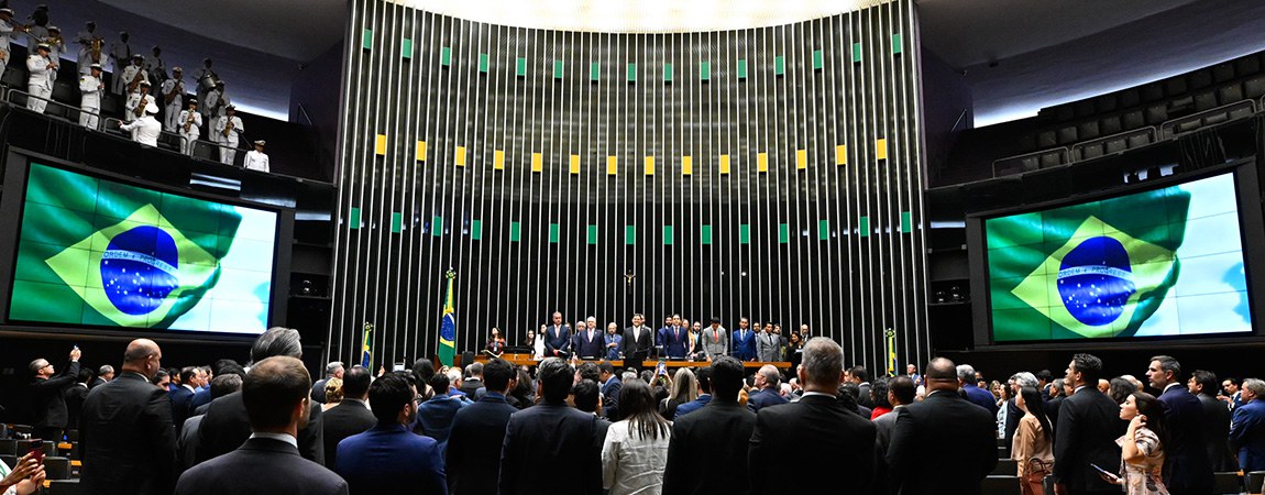 Mesa: 
ministro de Estado da Casa Civil da Presidência da República, Rui Costa; 
presidente do Supremo Tribunal Federal (STF), ministro Edson Fachin; 
presidente do Senado Federal, senador Davi Alcolumbre (União-AP); 
presidente da Câmara dos Deputados, deputado Hugo Motta (Republicanos-PB); 
primeiro-secretário da Câmara dos Deputados, deputado Carlos Veras (PT-PE). 
