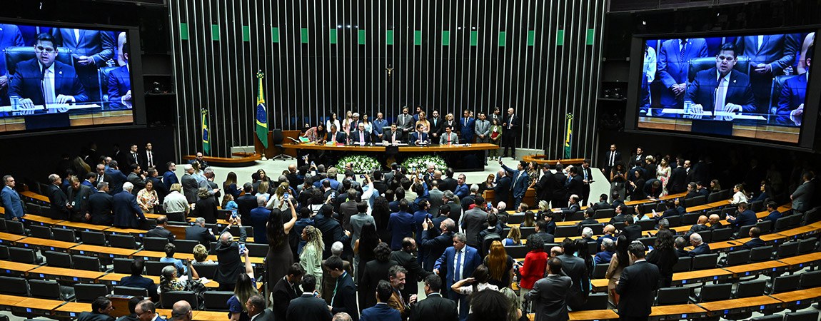 Mesa: 
ministro de Estado da Casa Civil da Presidência da República, Rui Costa; 
presidente do Supremo Tribunal Federal (STF), ministro Edson Fachin; 
presidente do Senado Federal, senador Davi Alcolumbre (União-AP); 
presidente da Câmara dos Deputados, deputado Hugo Motta (Republicanos-PB); 
primeiro-secretário da Câmara dos Deputados, deputado Carlos Veras (PT-PE). 
