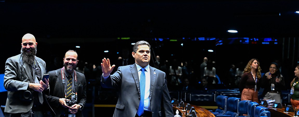 Ao chegar, presidente do Senado Federal, senador Davi Alcolumbre (União-AP) conversa com fotógrafos. 