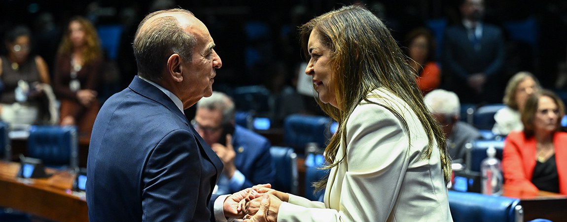 Senadores conversando: 
senador Marcelo Castro (MDB-PI); 
senadora Dra. Eudócia (PL-AL). 
