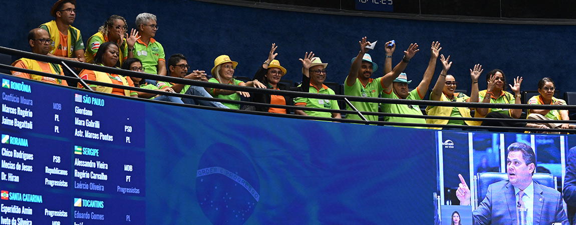 Painel exibe presidente do Senado Federal, senador Davi Alcolumbre (União-AP) durante pronunciamento.