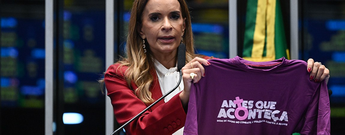 Em discurso, à tribuna, senadora Daniella Ribeiro (PP-PB) exibe camiseta com os seguintes dizeres: “Antes que Aconteça”.