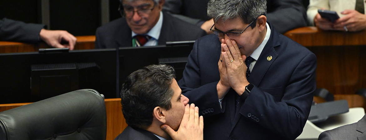 Presidente do Senado Federal, senador Davi Alcolumbre (União-AP) conversa com o líder do governo no Congresso Nacional, senador Randolfe Rodrigues (PT-AP). 