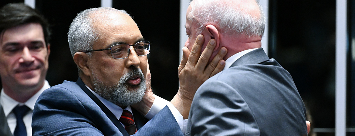 Senador Paulo Paim (PT-RS) cumprimenta o presidente da República Luiz Inácio Lula da Silva. 