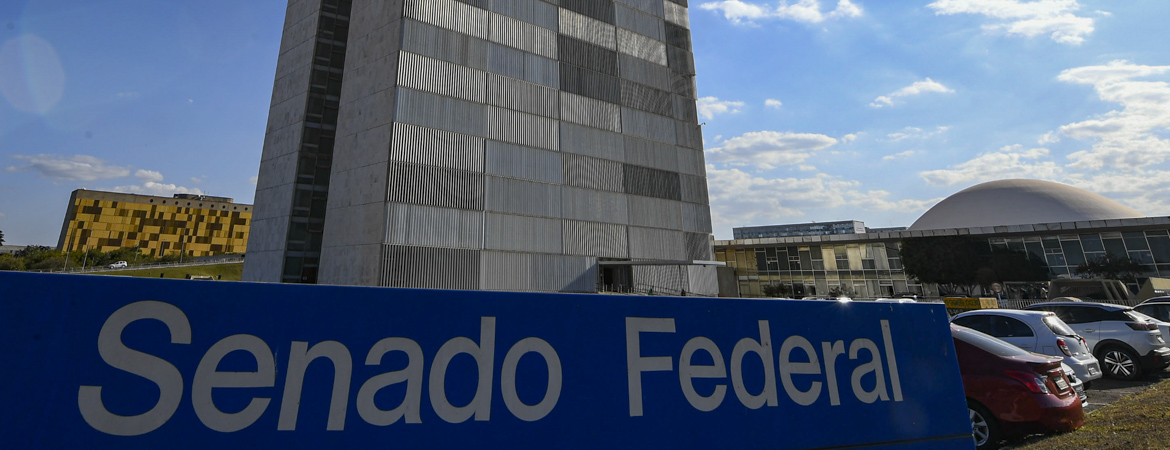 Sede das duas Casas do Poder Legislativo e um dos mais famosos cartões postais do Brasil, o Palácio do Congresso Nacional é composto por duas cúpulas e duas torres de 28 andares, que abrigam a Câmara dos Deputados e o Senado Federal.