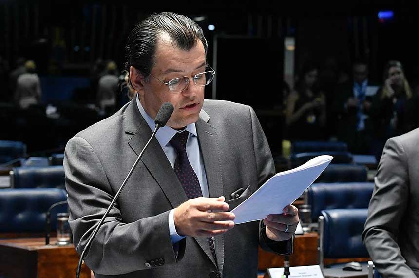 Senador Eduardo Braga na sessão que aprovou a Lei do Programa Bicicleta Brasil (foto: Edilson Rodrigues/Agência Senado)