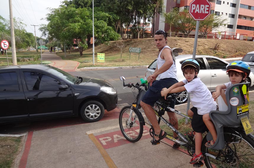 Uirá Lourenço, ativista do ciclismo e do transporte a pé, abandonou completamente o uso do automóvel (foto: Roniele Barbosa da Silva)