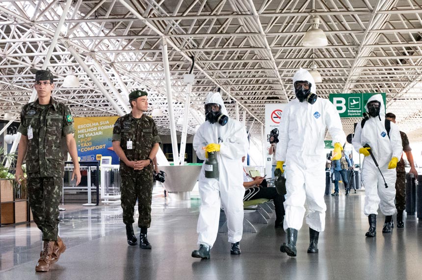 Exército realiza ações de desinfecção no aeroporto de Brasília (foto: Leopoldo Silva/Agência Senado)