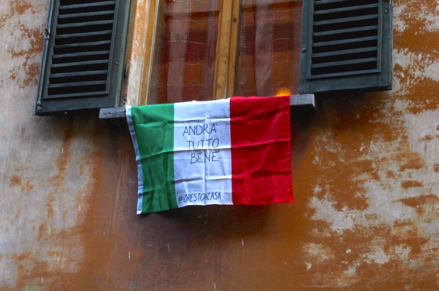 Na cidade italiana de Bolonha, bandeira do país em uma janela traz a inscrição "Tudo ficará bem" (foto: Pietro Luca Cassarino)