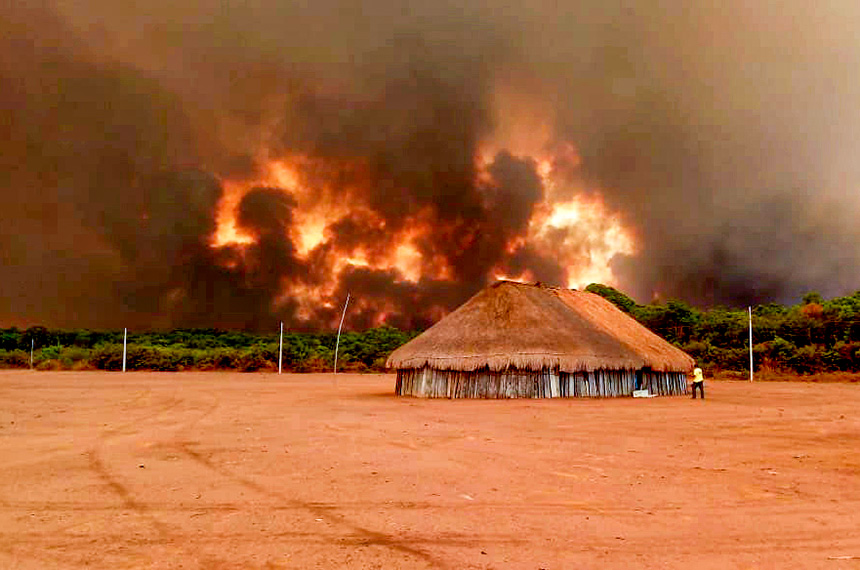 Fogo ameaça Terra Indígena do Xingu, em Mato Grosso (foto: Takumã Kuikuro)