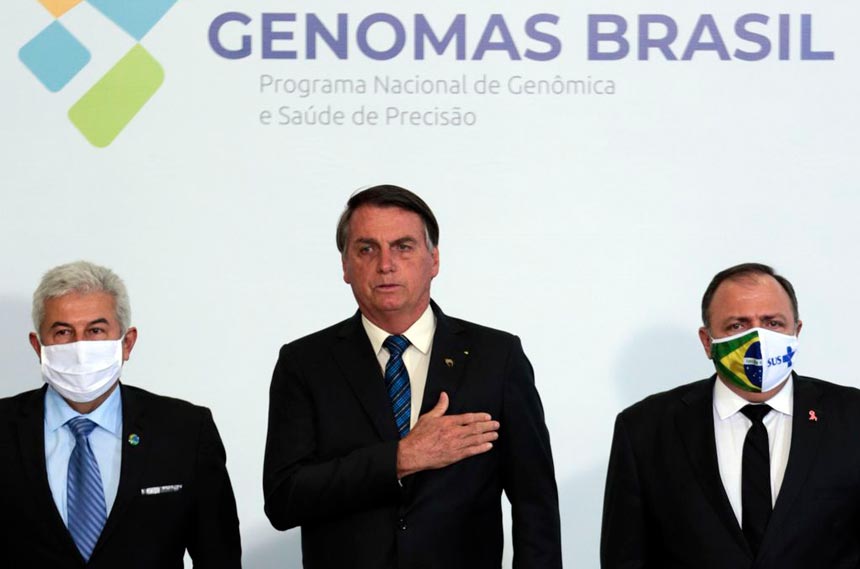 O presidente Jair Bolsonaro entre Marcos Pontes, ministro da Ciência, Tecnologia e Inovações, e Eduardo Pazuello, ministro da Saúde (foto: Valter Campanato/Agência Brasil)