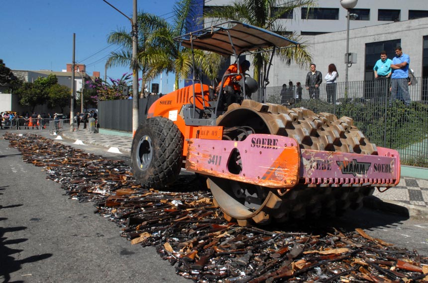 Destruição, em 2011, de armas entregues pela população ao governo após o Estatuto do Desarmamento (foto: Isaac Amorim/Agência MJ de Notícias)