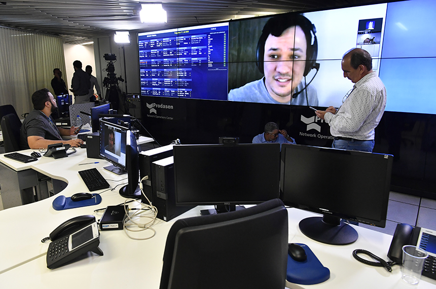 Técnicos trabalham para instalar a sala de comando de votações no Centro de Operações de Rede do Prodasen (foto: Waldemir Barreto/Agência Senado)