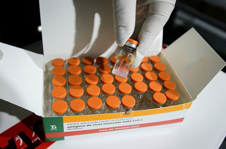 Vacinas Coronavac produzidas pelo Instituto Butantan (foto: Breno Esaki/Agência Saúde-DF)