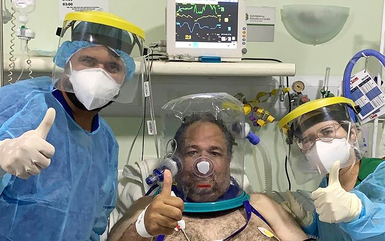Primeiro paciente a utilizar o Elmo no Hospital São José de Doenças Infecciosas (HSJ), em Fortaleza (foto: Divulgação/Governo do Ceará)