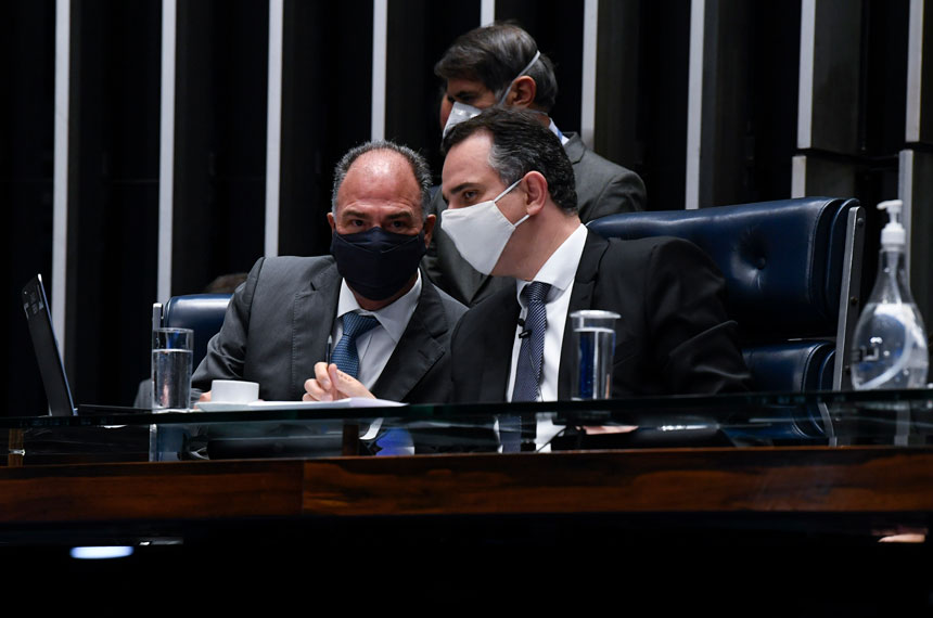 Fernando Bezerra Coelho e Rodrigo Pacheco na sessão em que foi aprovada a PEC Emergencial (foto: Jefferson Rudy/Agência Senado)