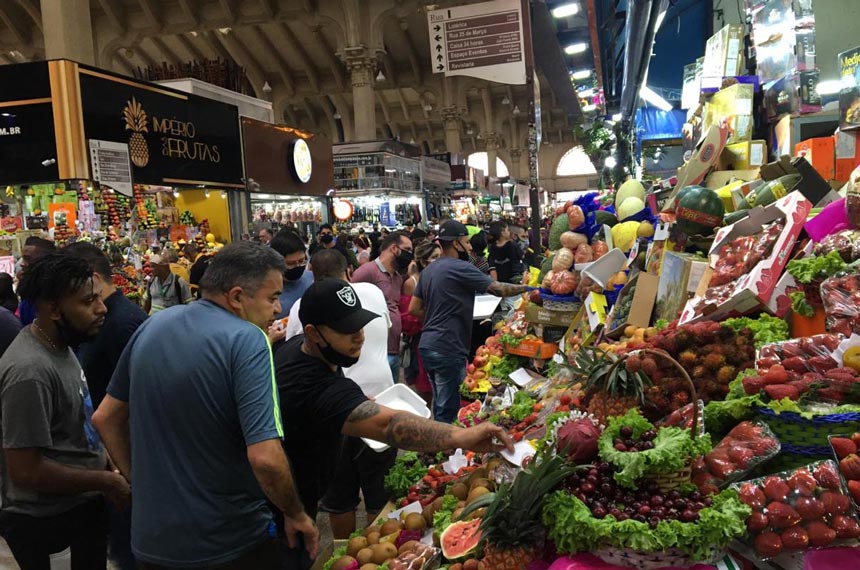 Consumidores fazem compras no Mercado Municipal de São Paulo, em dezembro de 2020 (foto: Paulo Pinto/Fotos Públicas)