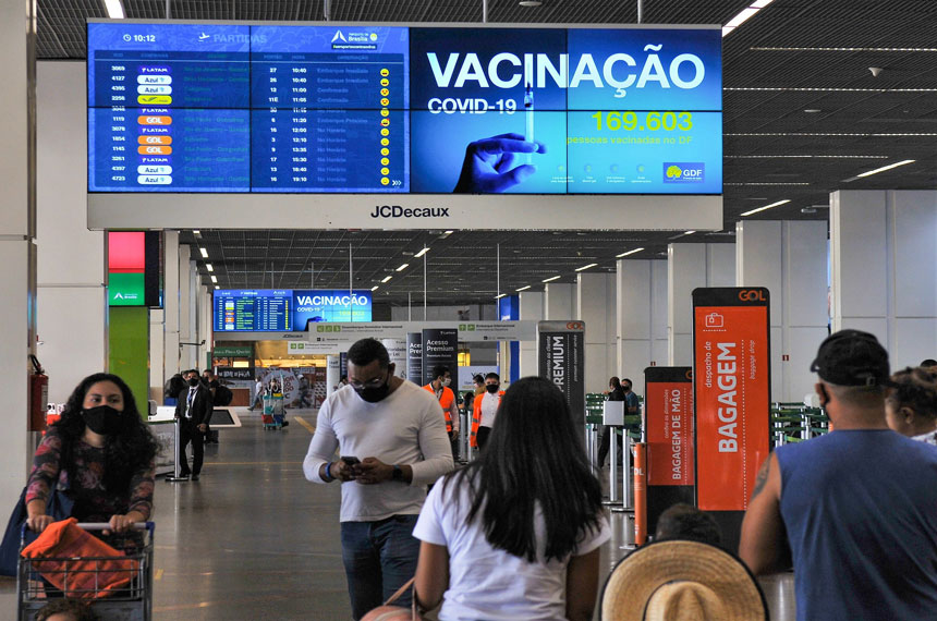 Passageiros no aeroporto de Brasília durante a pandemia (foto: Acácio Pinheiro/Agência Brasília)