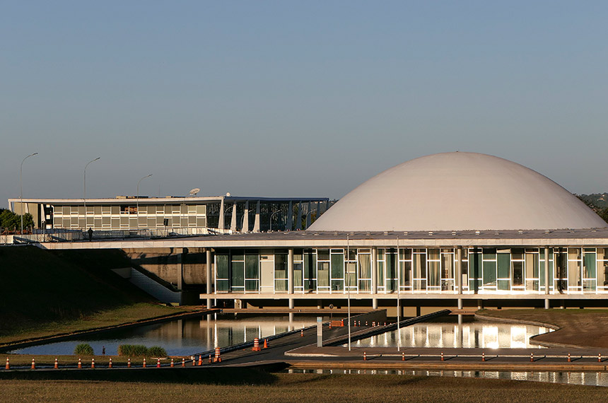 Palácio do Planalto (Ao fundo) e a Cúpula do Senado (Foto: Roque de Sá/Agência Senado)