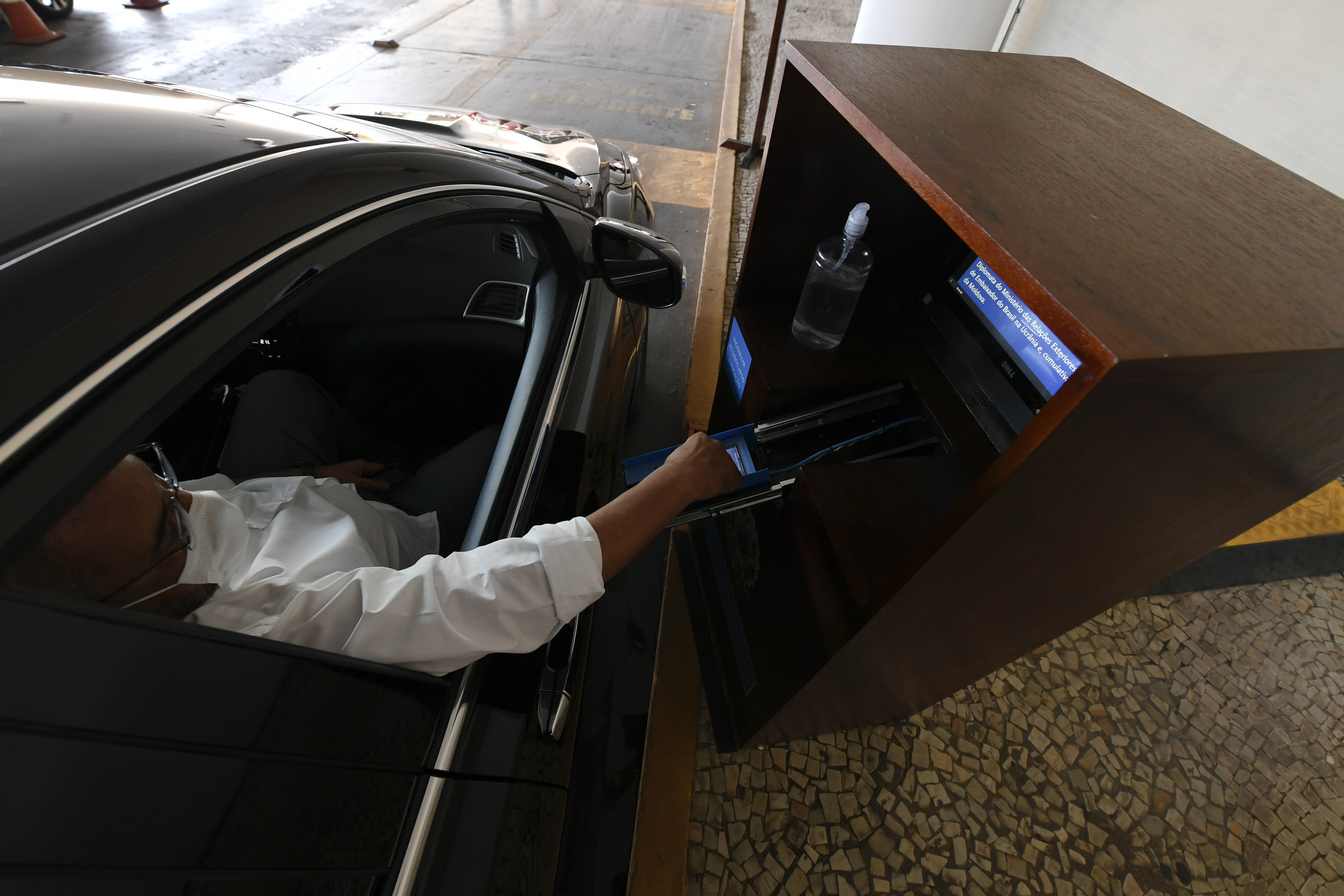 Senador Paulo Paim vota em urna eletrônica no sistema "drive-thru" (Foto: Edilson Rodrigues/Agência Senado)