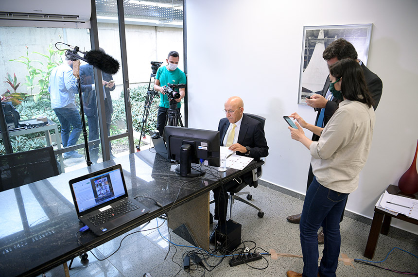 Confúcio coordena os trabalhos da comissão de seu gabinete no Senado (Foto: Pedro França/Agência Senado)