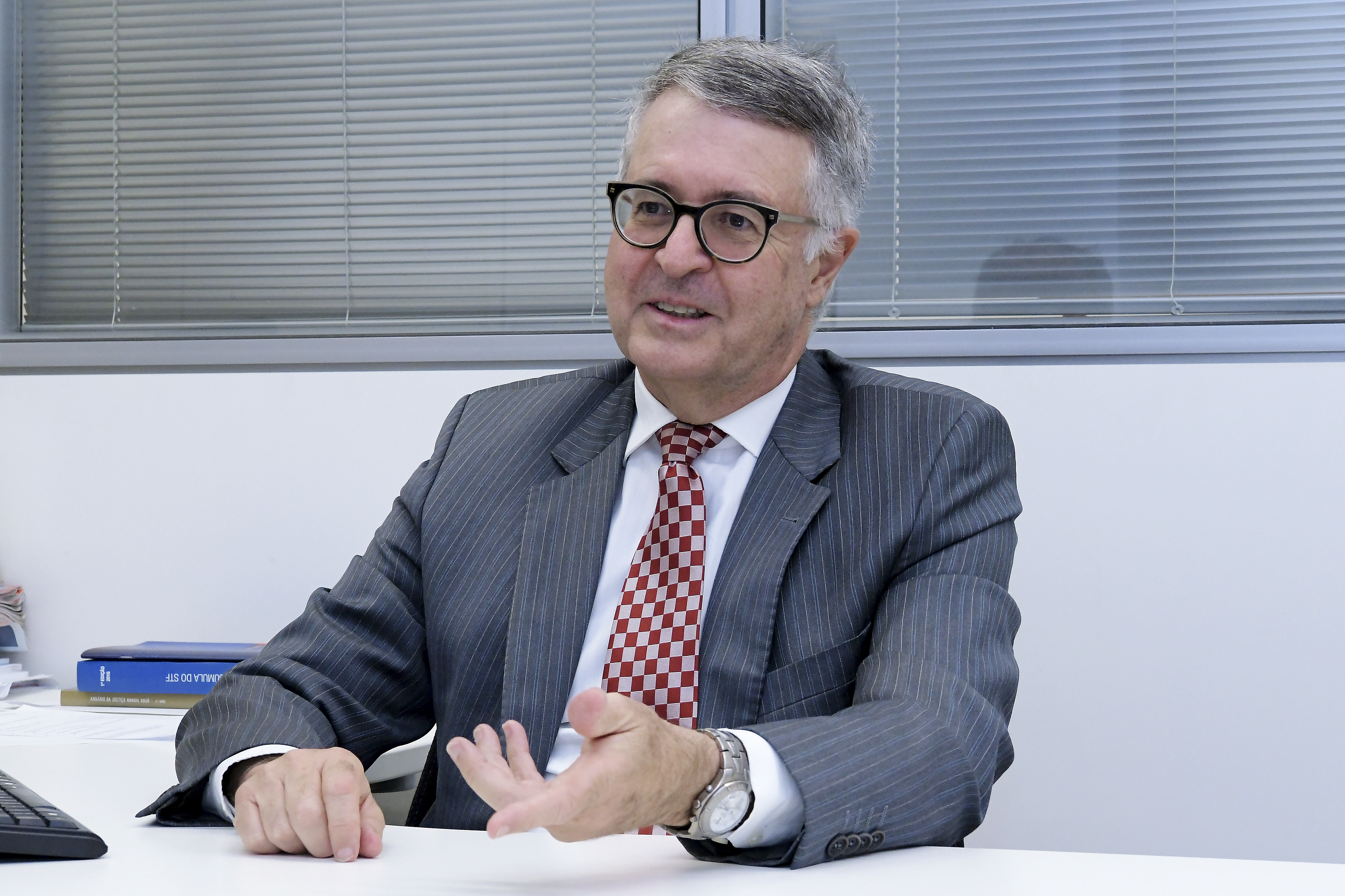 Para Guerzoni, a tramitação acelerada e o grande volume de MPs diminuíram o poder da oposição (Foto: Waldemir Barreto/Agência Senado )