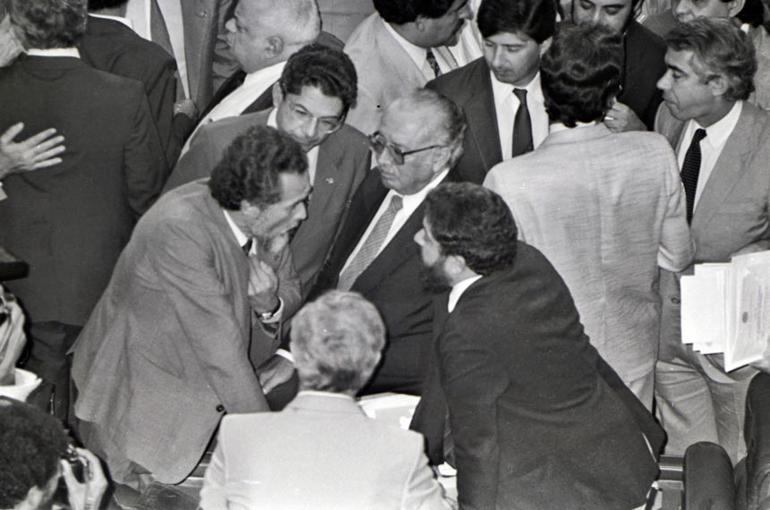 Em sessão da Assembleia Nacional Constituinte, em 1987, Humberto Lucena ouve os deputados José Genoino, Luiz Inácio Lula da Silva e Maguito Vilela (foto: CEDI/Câmara dos Deputados)