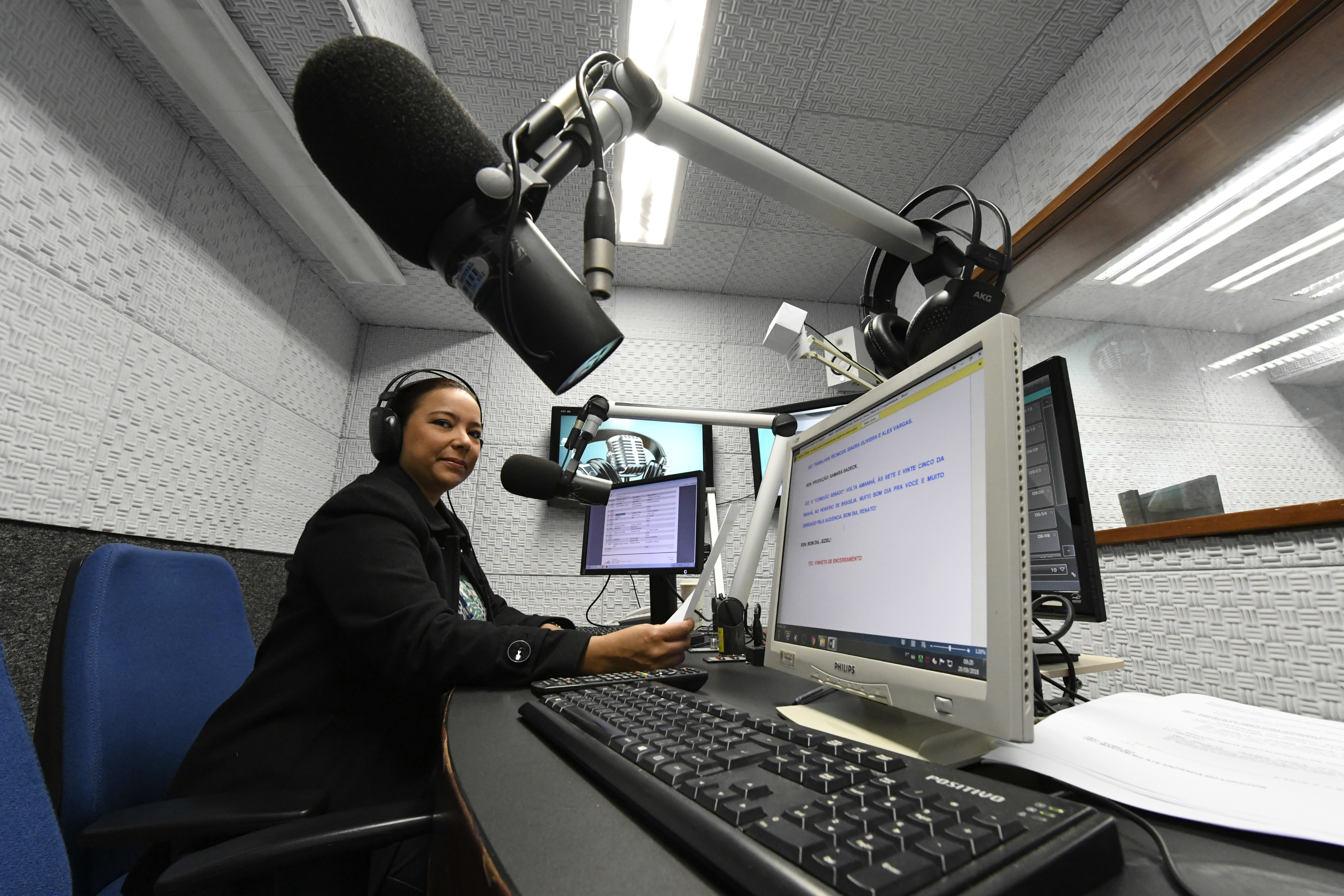 Ritta Zumba apresenta noticiário no Estúdio da Rádio Senado (Foto: Edilson Rodrigues/Agência Senado)