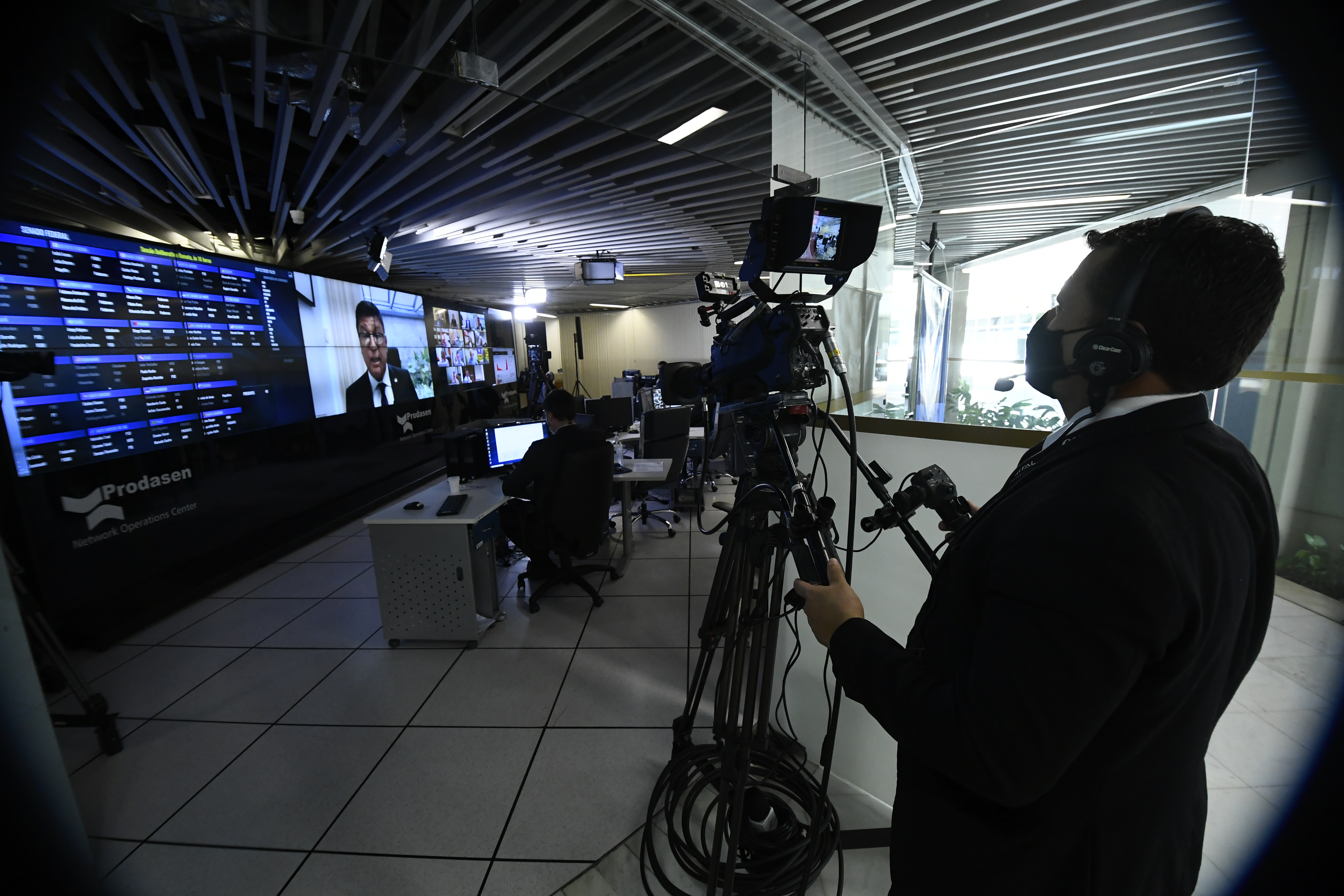 Cinegrafista da TV Senado filma sessão no "bunker" do Prodasen (Foto: Marcos Oliveira/Agência Senado)