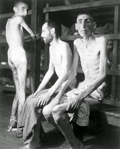 Prisioneiros em campo de concentração nazista (foto: Enciclopédia do Holocausto)