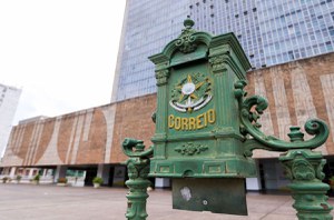 Para governo, privatização modernizará Correios; funcionários advertem que agências do interior serão fechadas