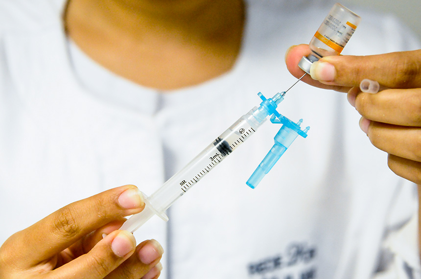 PLOA 2022 destina R$ 3,9 bi à compra de vacinas anticovid (Foto: Geovana Albuquerque/Agência Saúde-DF)