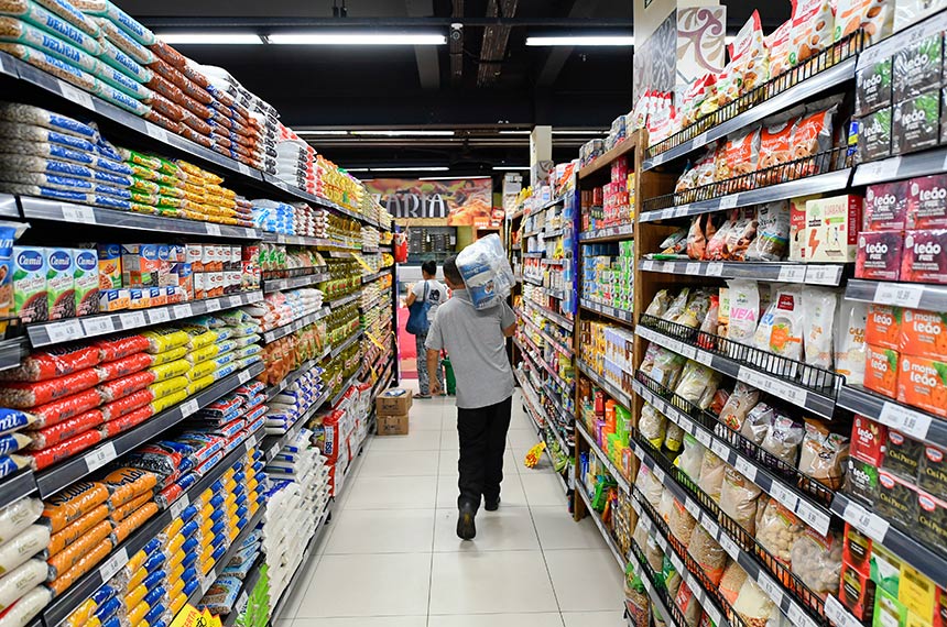 Atualmente, impostos sobre o consumo, como é o caso de produtos de supermercados, são calculados acumuladamente, aumentando a carga tributária (foto: Jefferson Rudy/Agência Senado)