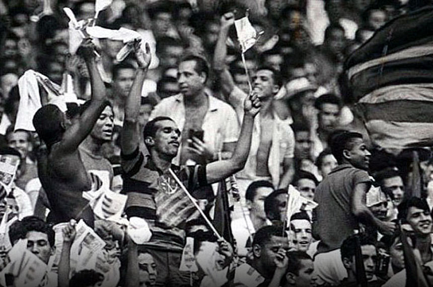 Torcida do Flamengo no Maracanã. Conquistado com muito sofrimento, patrimônio emocional e cultural dos times deve ser preservado pelas SAF (foto: Coleção MIS)