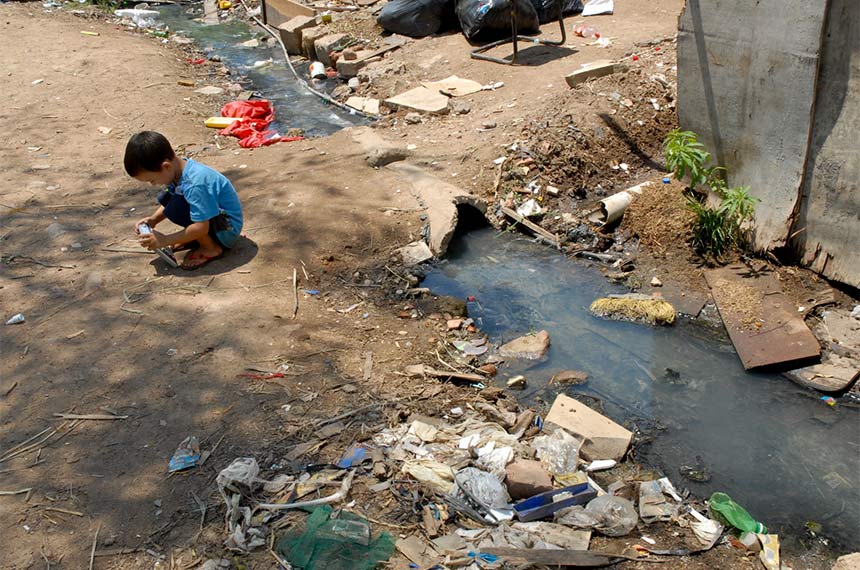 Cerca de 100 milhões de pessoas não têm acesso à coleta de esgoto, o que causa doenças que podem levar à morte por contaminação. Foto: Instituto Trata Brasil