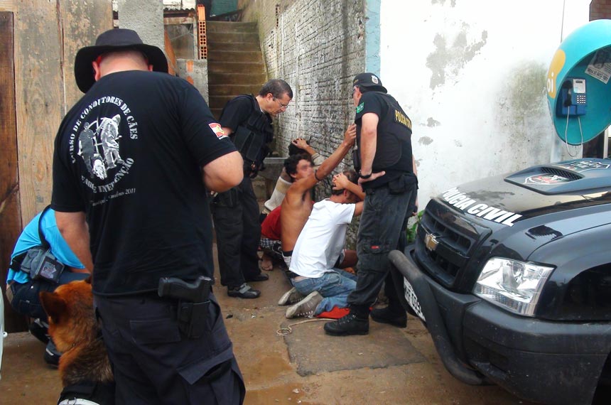 Suspeitos são detidos em operação policial contra o tráfico de drogas em Florianópolis em 2011 (foto: Polícia Civil de Santa Catarina)