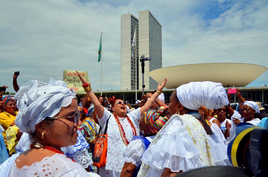 Manifestação de mulheres negras em frente ao Congresso Nacional (foto: Antonio Cruz/Agência Brasil)