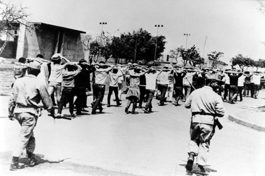 Estudantes da UnB são detidos pela polícia dentro do campus em agosto de 1968, na ditadura militar (foto: Arquivo Central/AtoM/UnB)