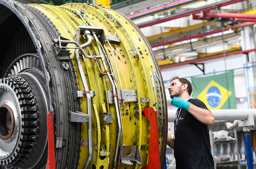 Funcionário trabalha na GE Celma, fábrica de turbinas de aviação em Petrópolis (foto: José Paulo Lacerda)