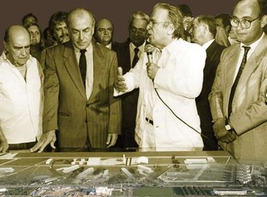 Darcy, ao lado de Leonel Brizola e Oscar Niemeyer, apresenta o projeto da Universidade Estadual do Norte Fluminense (foto: Acevo Fundar)