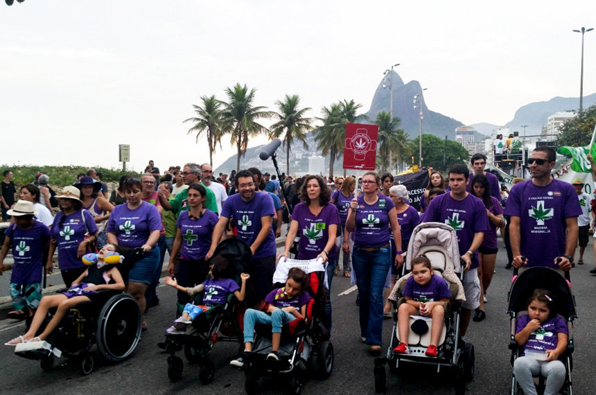 Pais de crianças que precisam da maconha medicinal fazem caminhada no Rio de Janeiro em 2016 a favor da legalização (foto: Isabela Vieira/Agência Brasil)